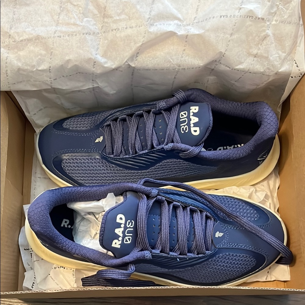 Blue Athletic Shoes with Breathable Mesh and Low-Top Design